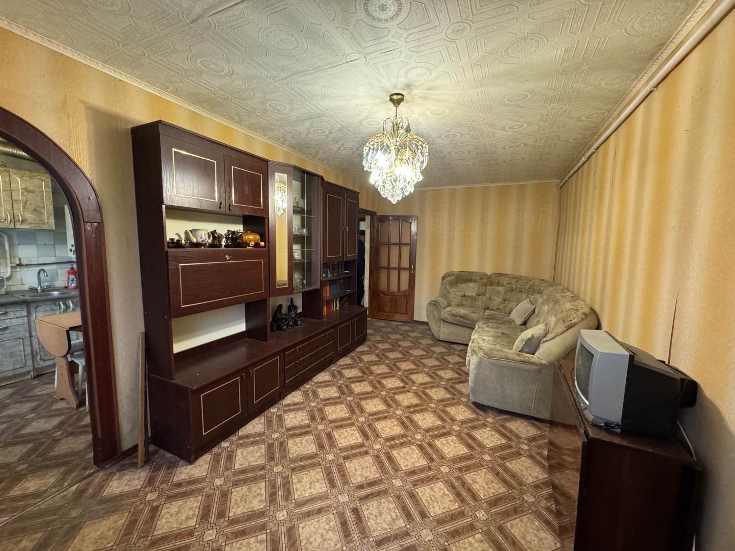 Продаю трехкомнатную квартиру с индивидуальным отоплением. Квартира расположена на среднем комфортном этаже, не угловая, окна выходят на две стороны. Комнаты изолированы, большой санузел, просторная прихожая, вместительные комнаты, есть балкон.
Квартира в жилом состоянии, все что есть на фото остает