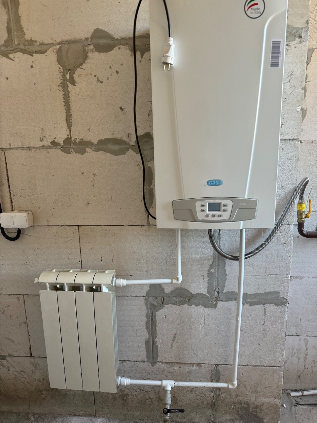 Продаю капитальный дом 2023 года постройки. Дом со всеми коммуникациями: газ, свет, вода, канализация. Планировка свободная, участок 10 соток ровный, без насаждений, по периметру обнесен забором.
Поселок густонаселен, все соседи построены, к дому асфальтированный подъезд, в шаговой доступности остан