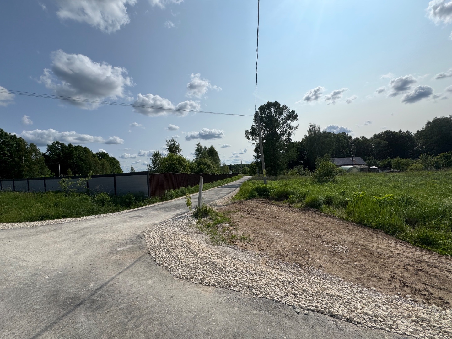 Продаю земельный участок ИЖС в деревне Ивановка (Зареченский район) 15 км от улицы Советская, можно проехать через п. Хомякова и через п.Молодежный.
Участок ровный, правильной формы, без насаждений. Асфальтированный подъезд, зимой дорогу чистят, Коммуникации по границе.
Идеальный вариант для построй