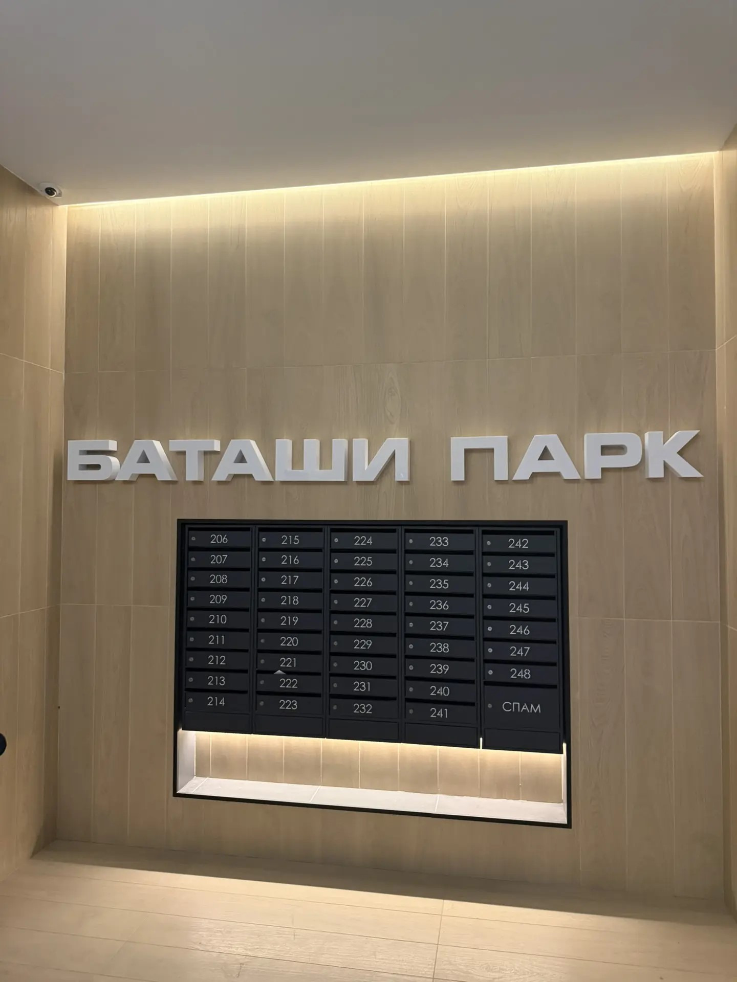 Продаётся светлая однокомнатная квартира с балконом в кирпичном доме, построенном в 2025 году. Просторная кухня площадью 13 м²Из окон открывается вид на улицу, что обеспечивает хорошее естественное освещение. В квартире требуется ремонт, что даёт возможность оформить её по своему вкусу.
Дом оборудов