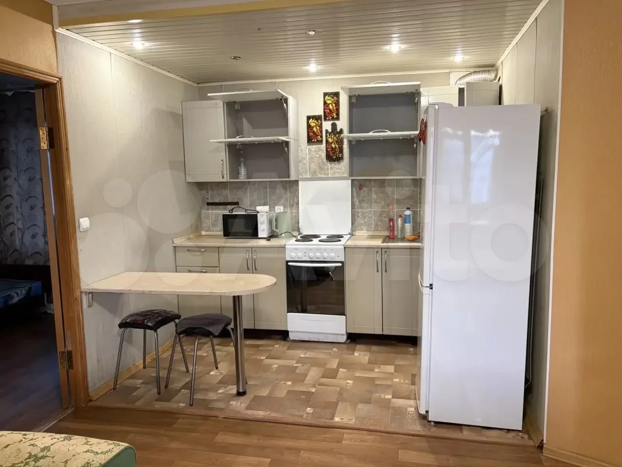 Продается полноценная квартира в собственности в доме-общежитии. 2 балкона на разные стороны. Просторная кухня гостиная.
Санузел совмещенный.
Все что есть в квартире остается. Отличный вариант под сдачу.
Месторасположение дома прекрасное, доступны все виды транспорта. Парковка во дворе.
